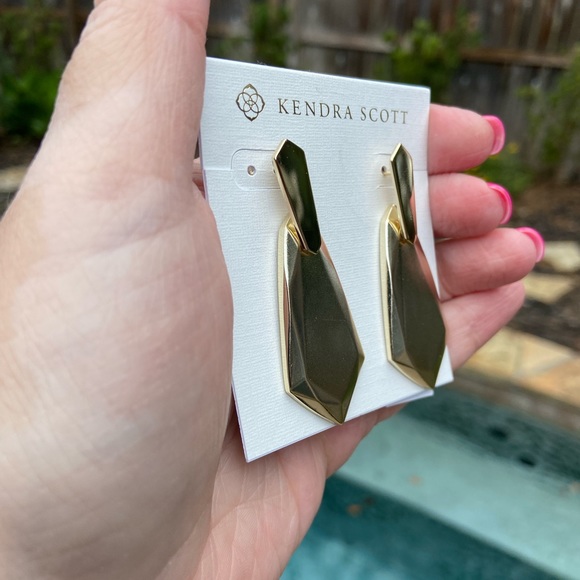 NWT Kendra Scott Gold Earrings Nieman Marcus Exculsive - Picture 3 of 3